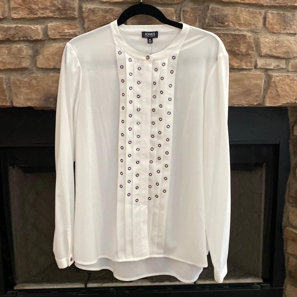 NWT Jones New York white hi-low blouse with silver grommets. XL